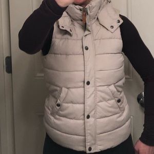 H&M’s oatmeal color puffer vest